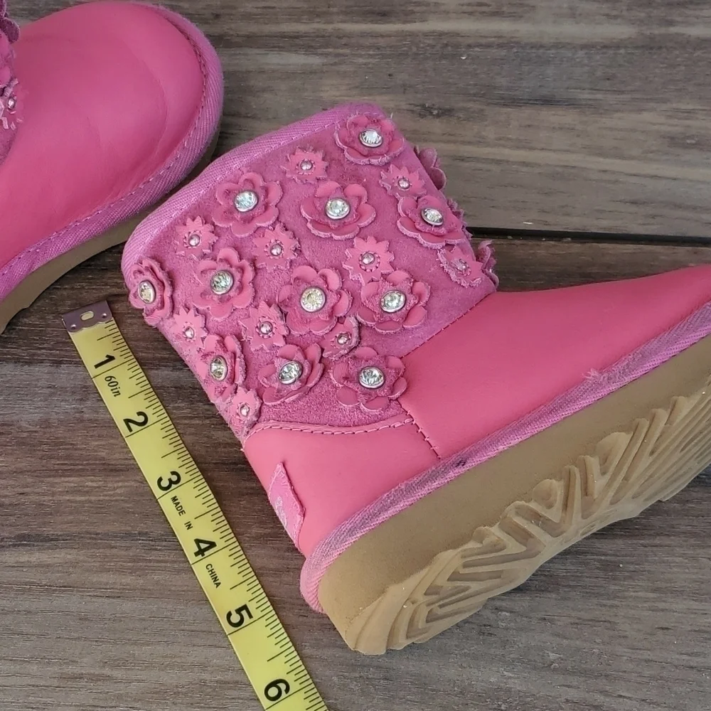 Ugg Azalea Kids Girls Classic Short II Ankle Boots Flowers Petal Shoes sz 7